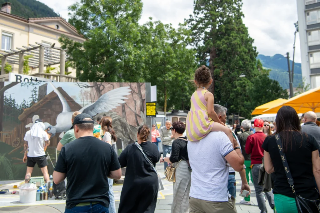 Symbolbild für moderne Gescelschaft: Menschen an Stadtfest