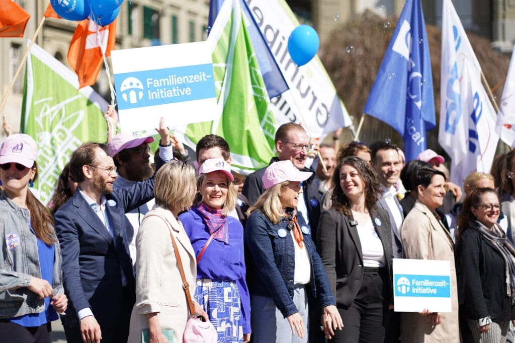 Kathrin Bertschy zusammen mit anderen Aktivitst:innen der Familienzeit-Intiative